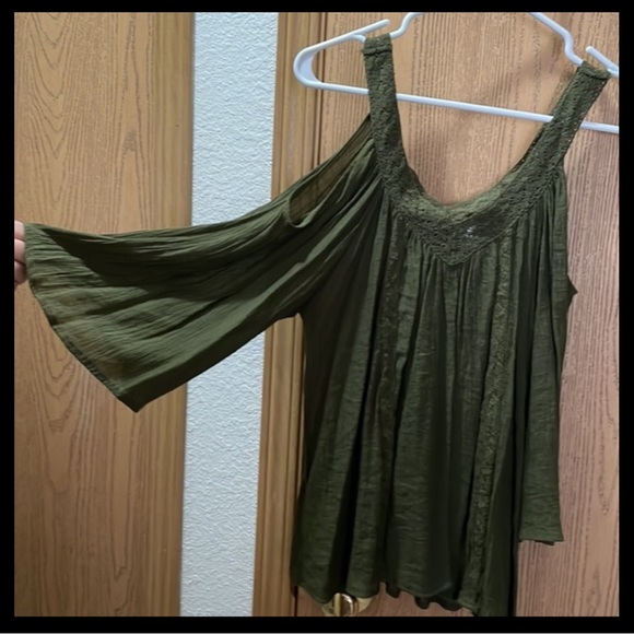 NO BOUNDARIES SIZE M V-NECK COLD SHOULDER 3/4 LENGTH BELL SLEEVE CROCHET BOHO - Picture 5 of 10